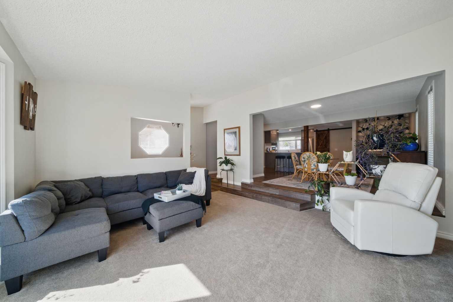 828 Hunterston Crescent NW