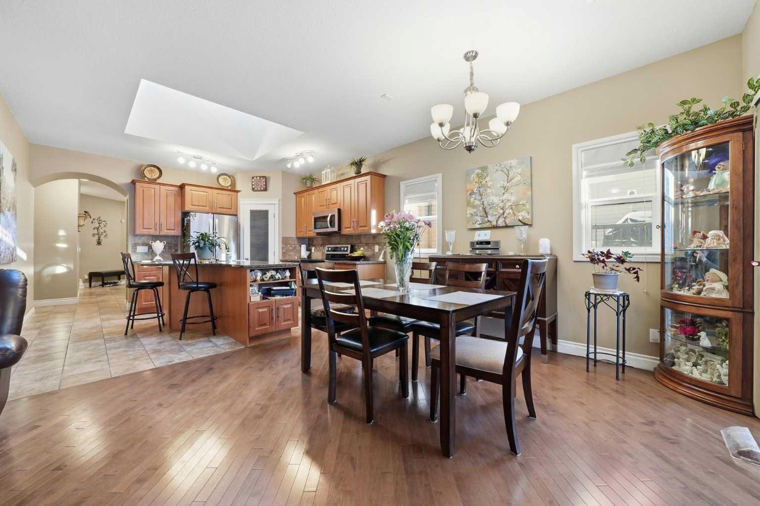 144 Reunion Close NW