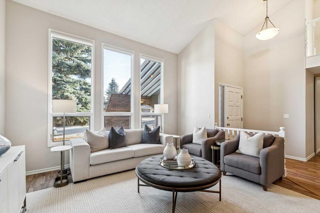 Photo of 3335 OAKWOOD DRIVE Dr SW, Calgary, AB T2V 4V6 (MLS # A2277744)