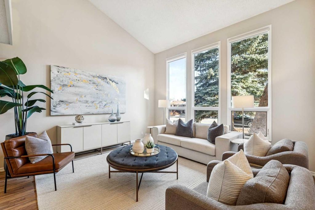 Photo of 3335 OAKWOOD DRIVE Dr SW, Calgary, AB T2V 4V6 (MLS # A2277744)