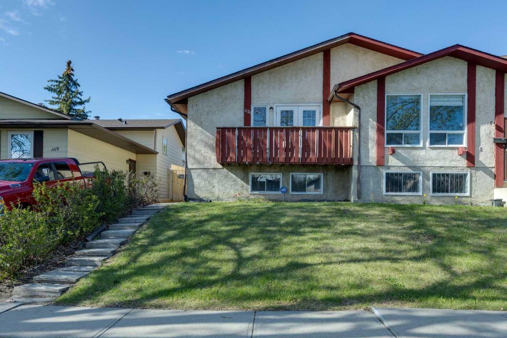 Photo of 1121 Berkley Drive NW, Calgary, AB T3K 1S6 (MLS # A2310886)