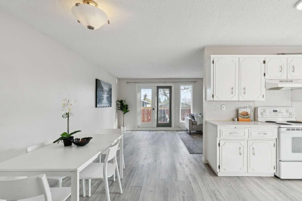 Photo of 1121 Berkley Drive NW, Calgary, AB T3K 1S6 (MLS # A2310886)