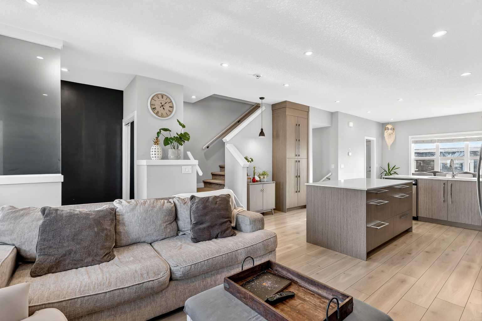 472 WEST LAKEVIEW Drive