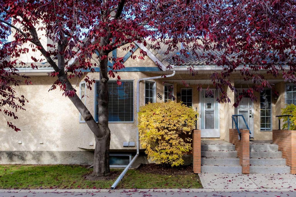 Photo of 38 Richelieu Court SW, Calgary, AB T3E 7E9 (MLS # A2351263)