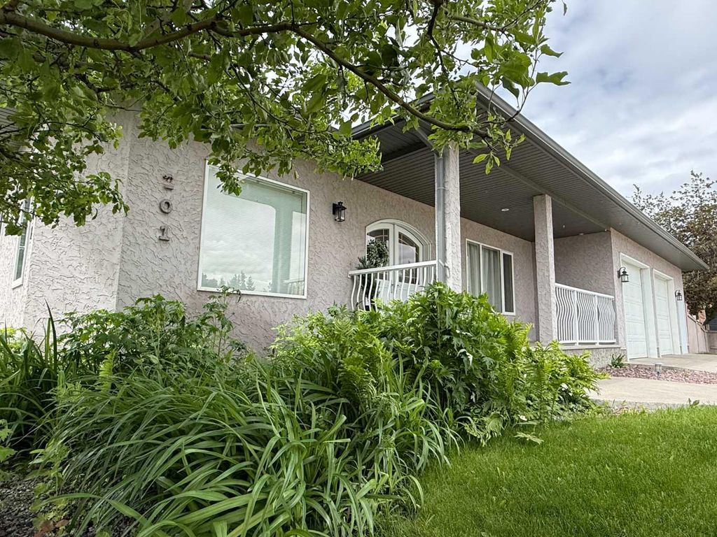 Photo of 201 Aspen Way, Vulcan, AB T0L 2B0 (MLS # A2322005)