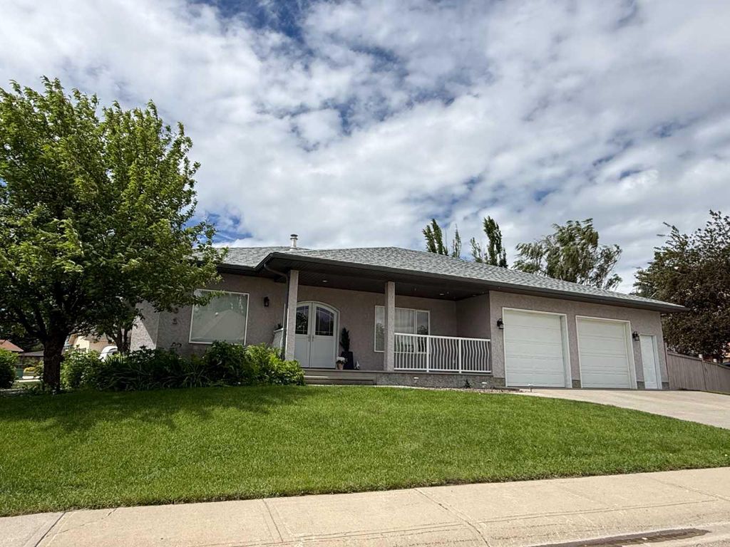 Photo of 201 Aspen Way, Vulcan, AB T0L 2B0 (MLS # A2322005)