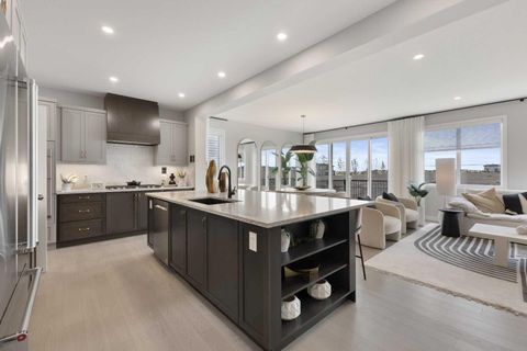 125 Corner Glen Avenue NE Calgary AB T3N 2L7