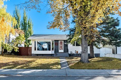 2628 Lionel Crescent SW Calgary AB T3E 6B1