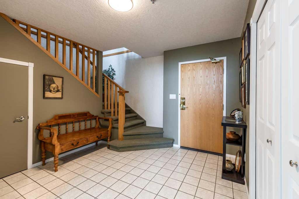Photo of 1535 Southview Drive SE #405, Medicine Hat, AB T1B 4H8 (MLS # A2317698)