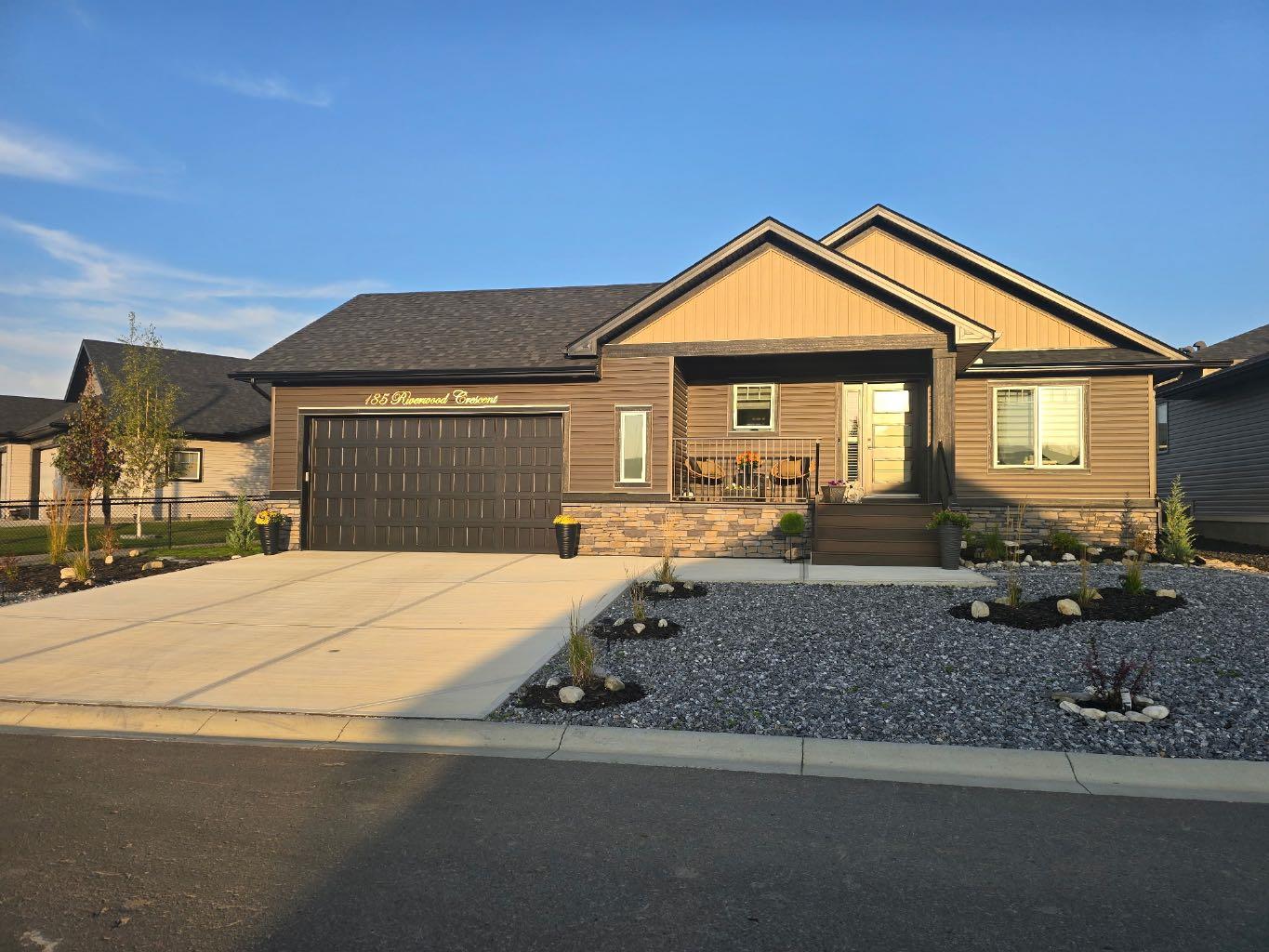 185 Riverwood Crescent