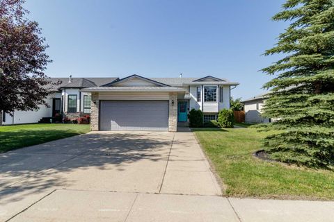 Photo of 10 Kingston Drive, Red Deer, AB T4P 3P9 (MLS # A2316099)