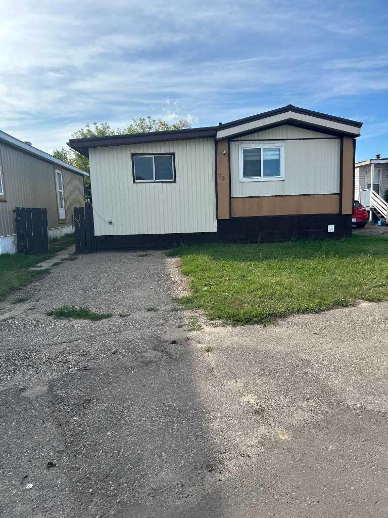 Photo of 70 Manor Park Crescent E, Brooks, AB T1R 0P5 (MLS # A2338875)