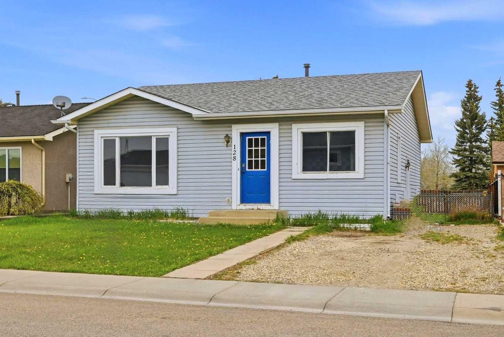 Photo of 128 Ridgegate Way SW, Airdrie, AB T4B 1A9 (MLS # A2312727)