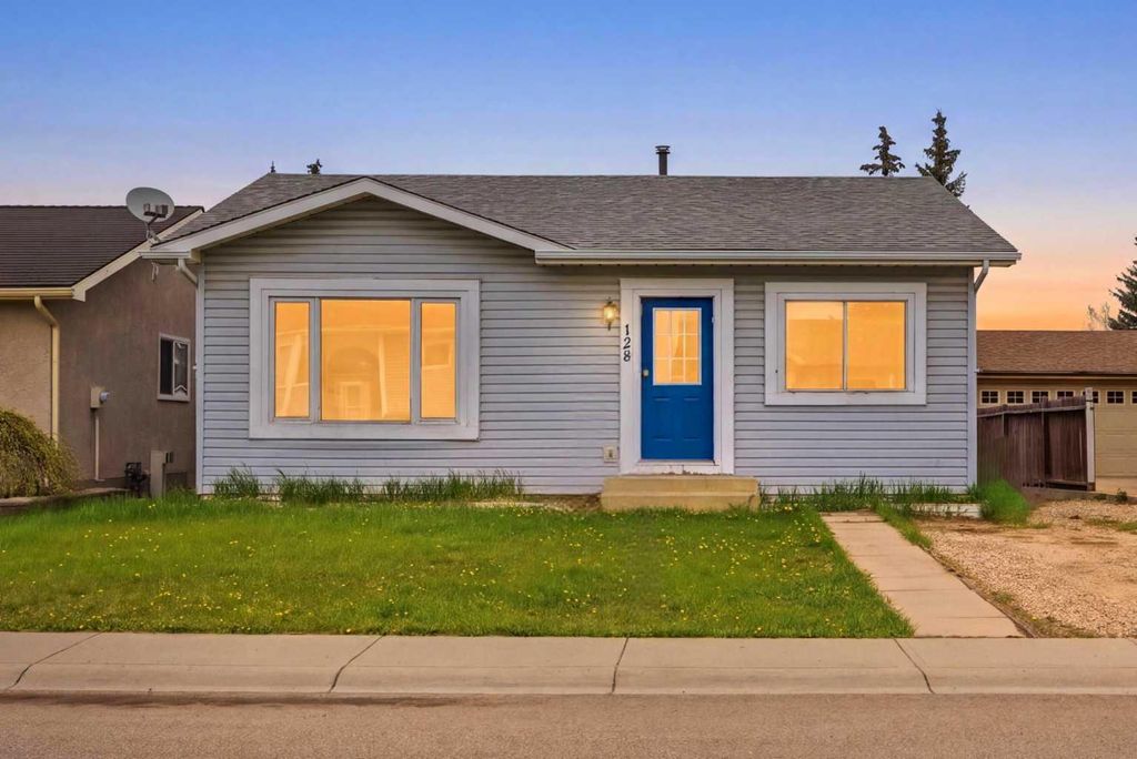 Photo of 128 Ridgegate Way SW, Airdrie, AB T4B 1A9 (MLS # A2312727)