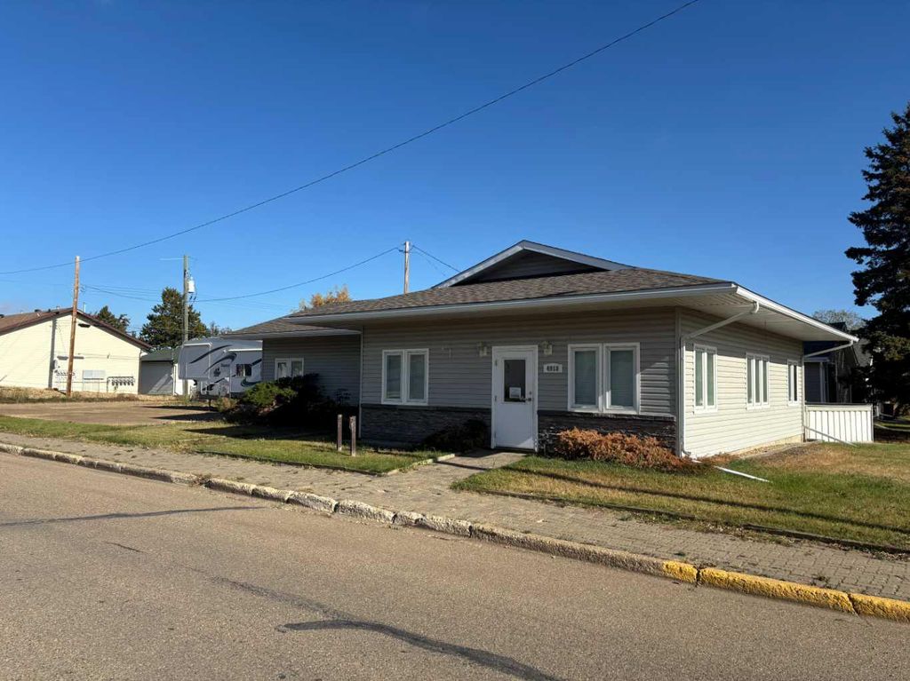 Photo of 4918 49 Avenue, Grimshaw, AB T0H 1W0 (MLS # A2264310)