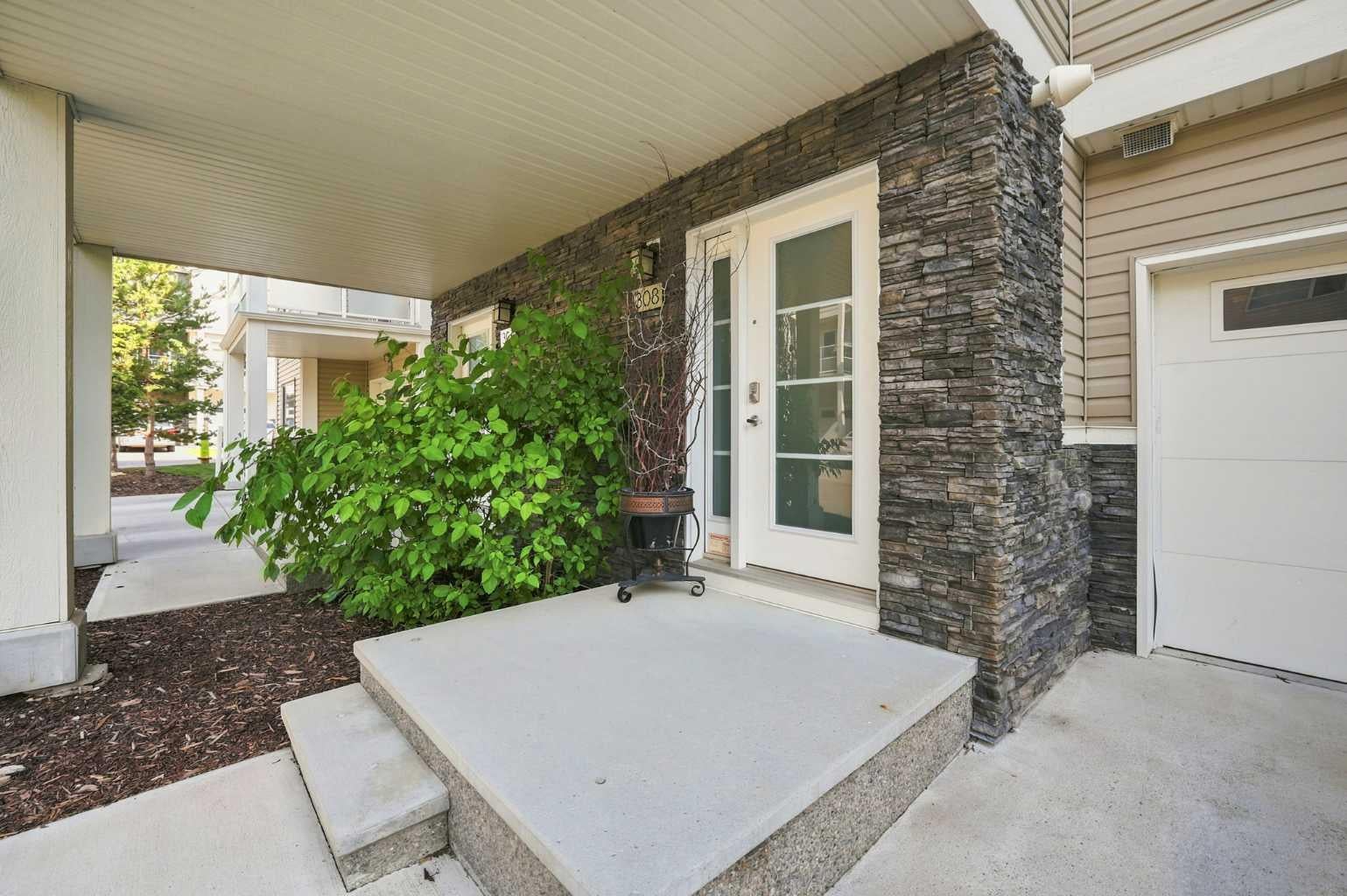 308 Redstone View NE