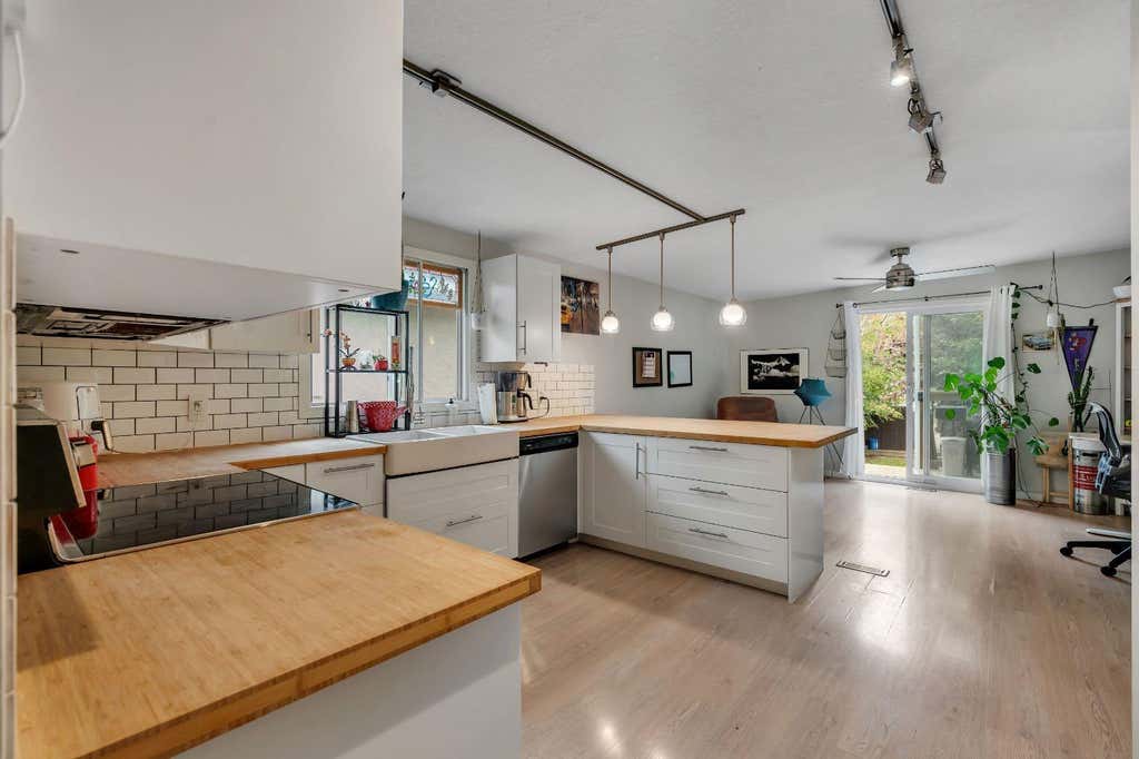 Photo of 431 37 Street SW, Calgary, AB T3C 1R7 (MLS # A2336101)