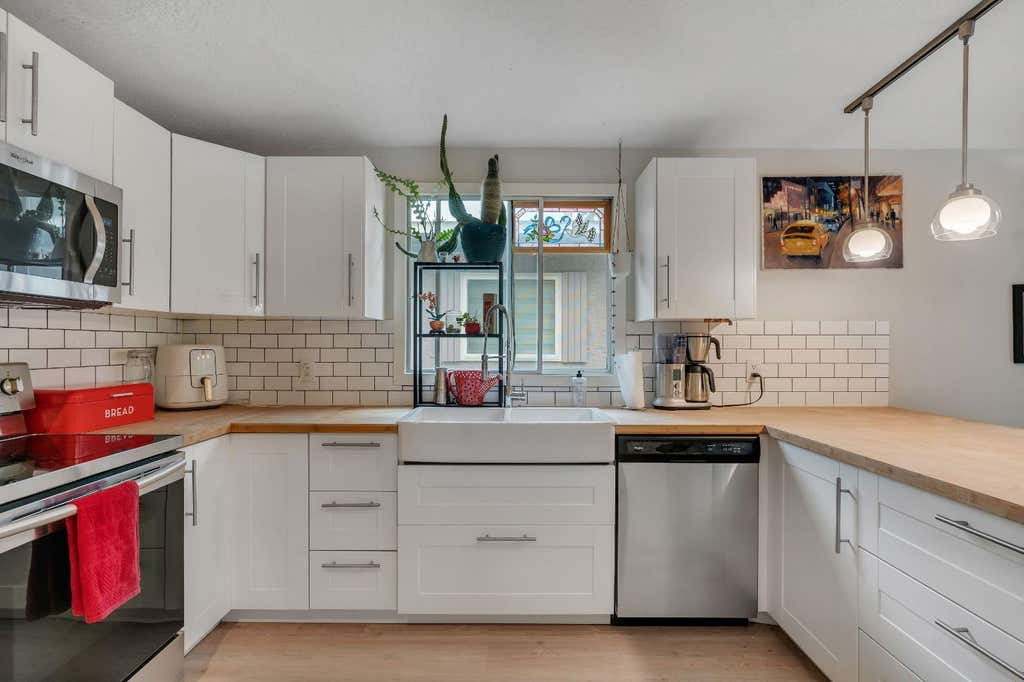 Photo of 431 37 Street SW, Calgary, AB T3C 1R7 (MLS # A2336101)