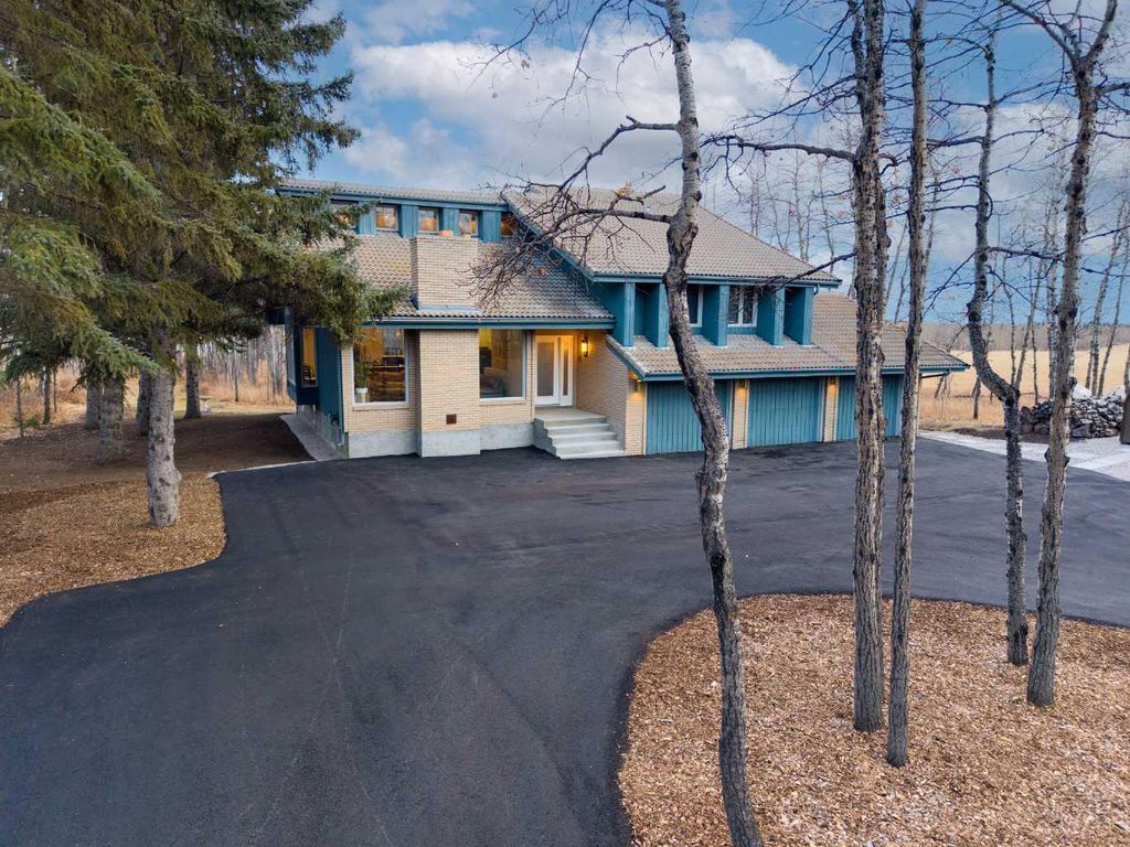 Photo of 111 Heritage Place SW, Rural Rocky View County, AB T3Z 3P3 (MLS # A2283688)