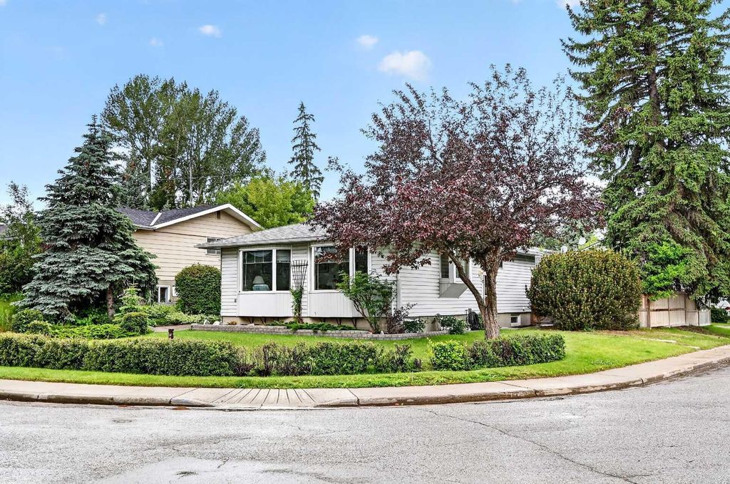 Photo of 3227 Collingwood Drive NW, Calgary, AB T2L 0R7 (MLS # A2323819)
