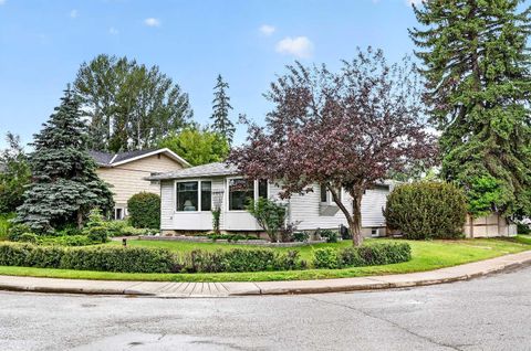 Photo of 3227 Collingwood Drive NW, Calgary, AB T2L 0R7 (MLS # A2323819)