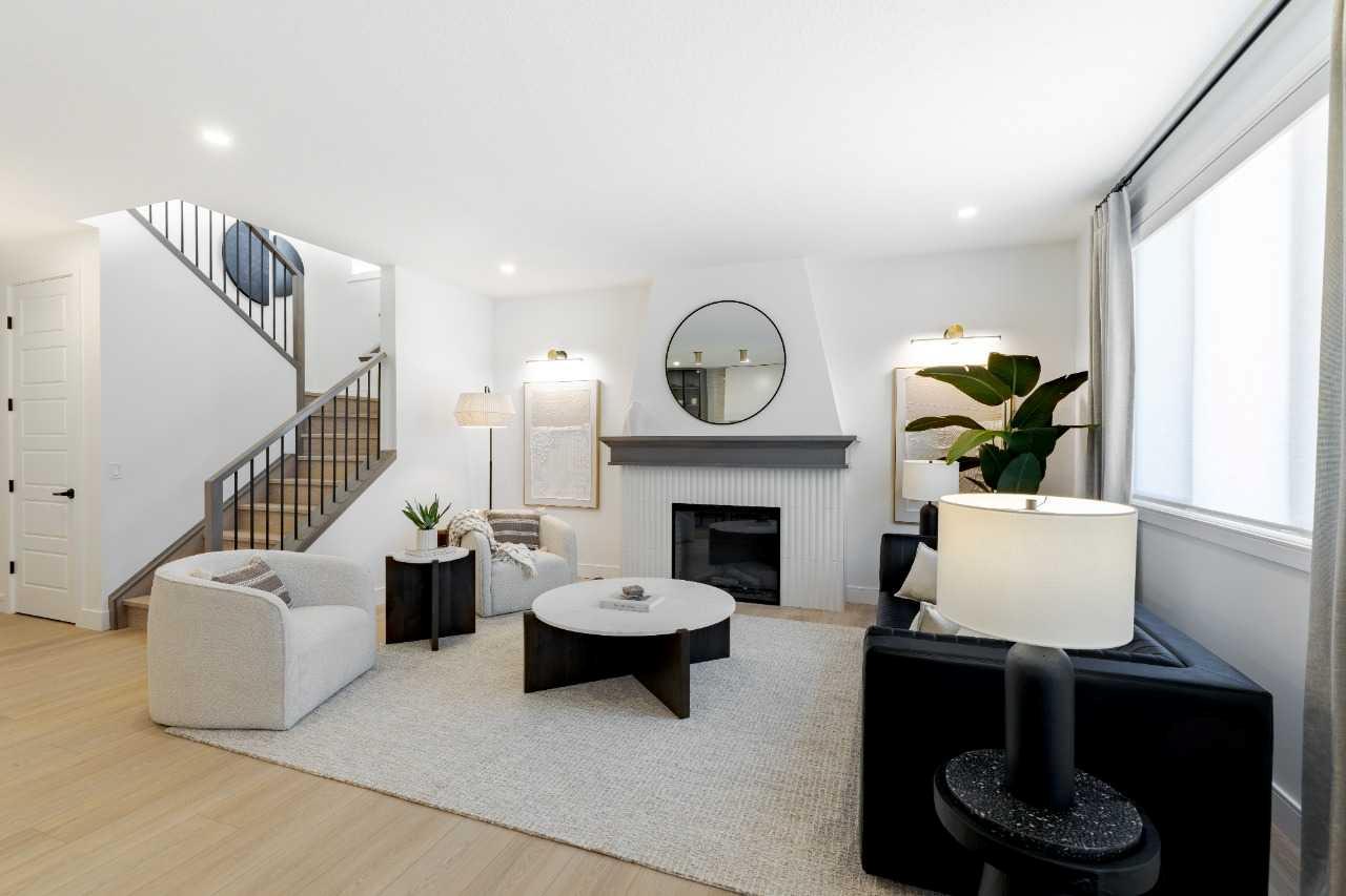 192 Amblestone Crescent NW