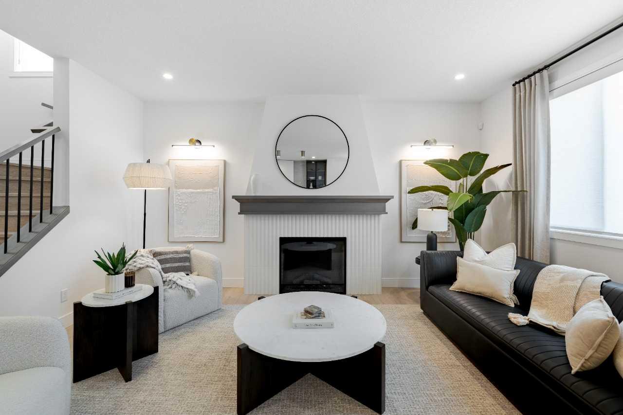 192 Amblestone Crescent NW