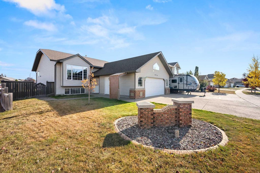 Photo of 2113 52 Avenue, Lloydminster, AB T9V 3H2 (MLS # A2351352)