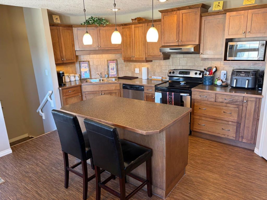 Photo of 532 Sunridge Crescent W, Lethbridge, AB T1J 0T1 (MLS # A2303504)