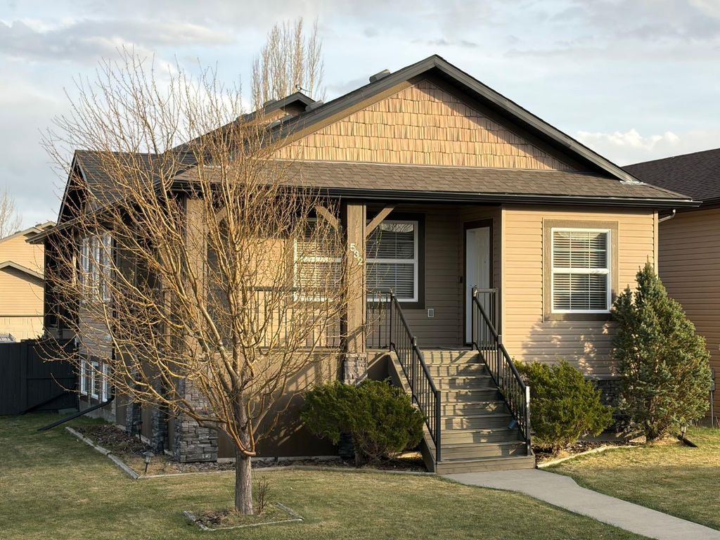 Photo of 532 Sunridge Crescent W, Lethbridge, AB T1J 0T1 (MLS # A2303504)