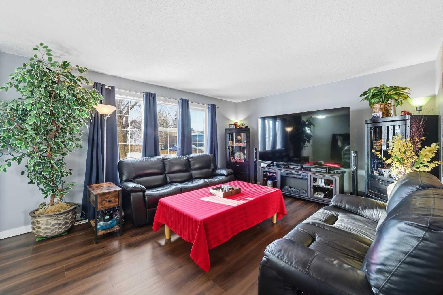 24 Huntstrom Road NE