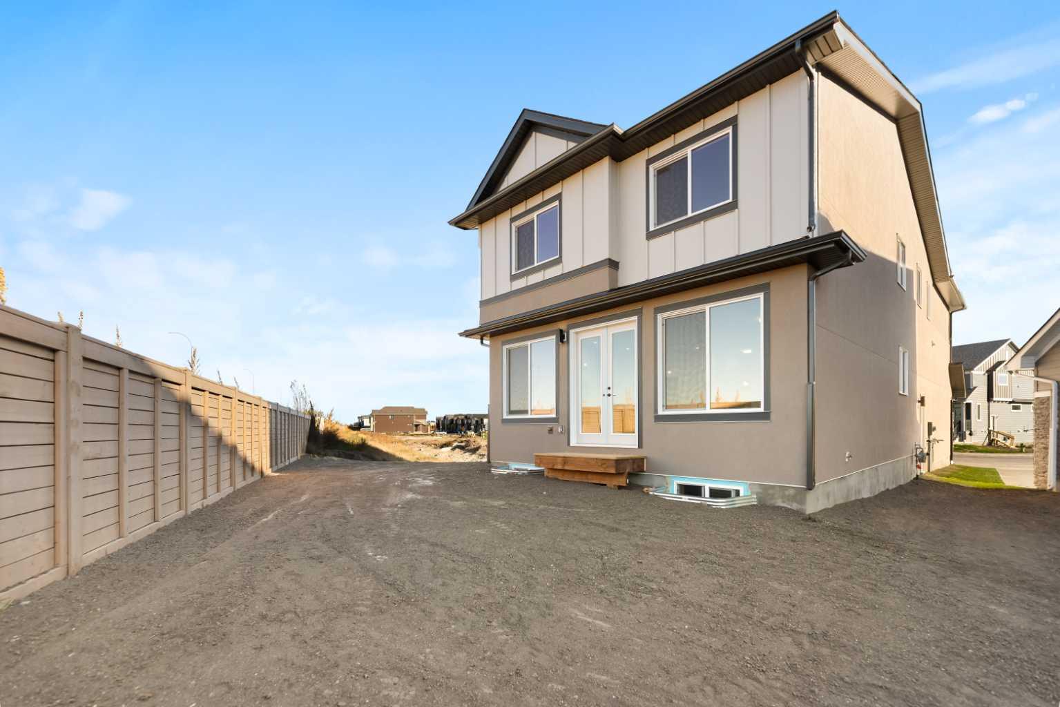736 Savanna Crescent NE