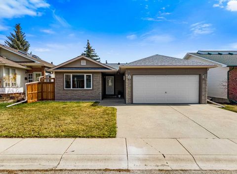Photo of 36 Woodfern Rise SW, Calgary, AB T2W 4S2 (MLS # A2305683)