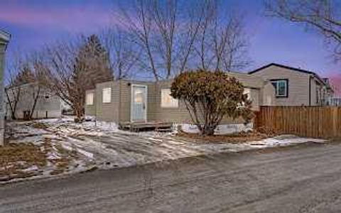 6724 17 SE 57 Calgary AB T2A 0W5