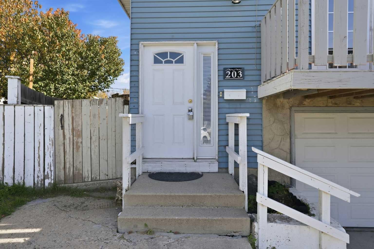 203 Penbrooke Close SE