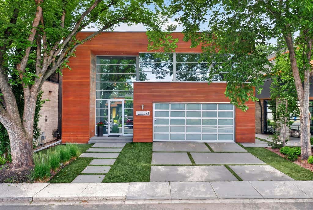 Photo of 31 Windsor Crescent SW, Calgary, AB T2V 1V5 (MLS # A2330469)