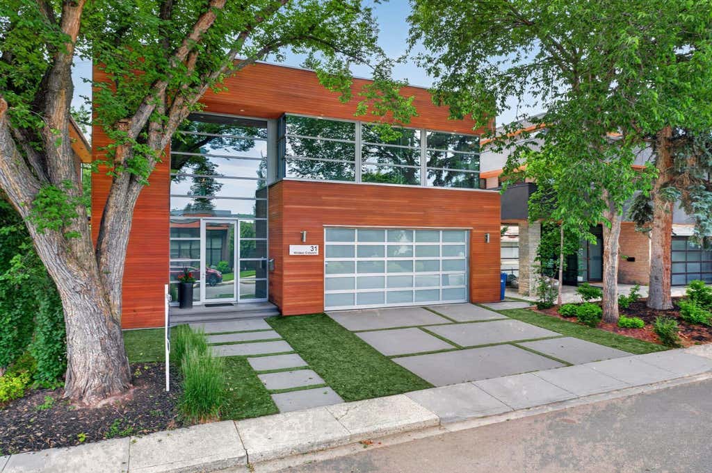 Photo of 31 Windsor Crescent SW, Calgary, AB T2V 1V5 (MLS # A2330469)