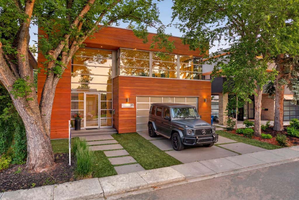 Photo of 31 Windsor Crescent SW, Calgary, AB T2V 1V5 (MLS # A2330469)