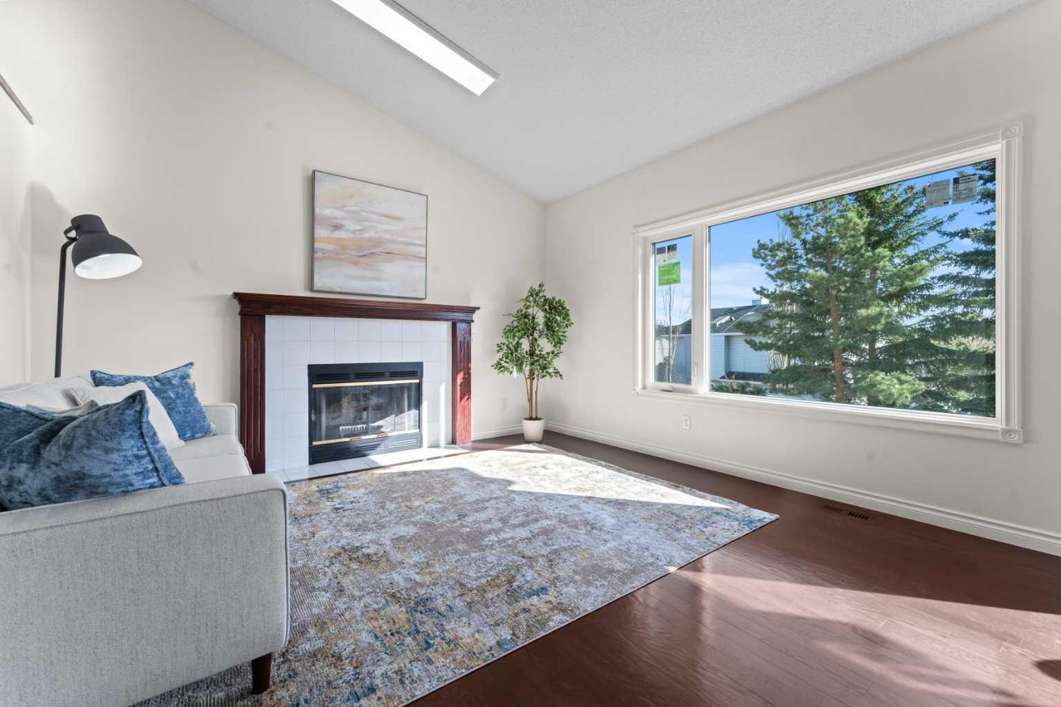 232 Hawkmount Close NW
