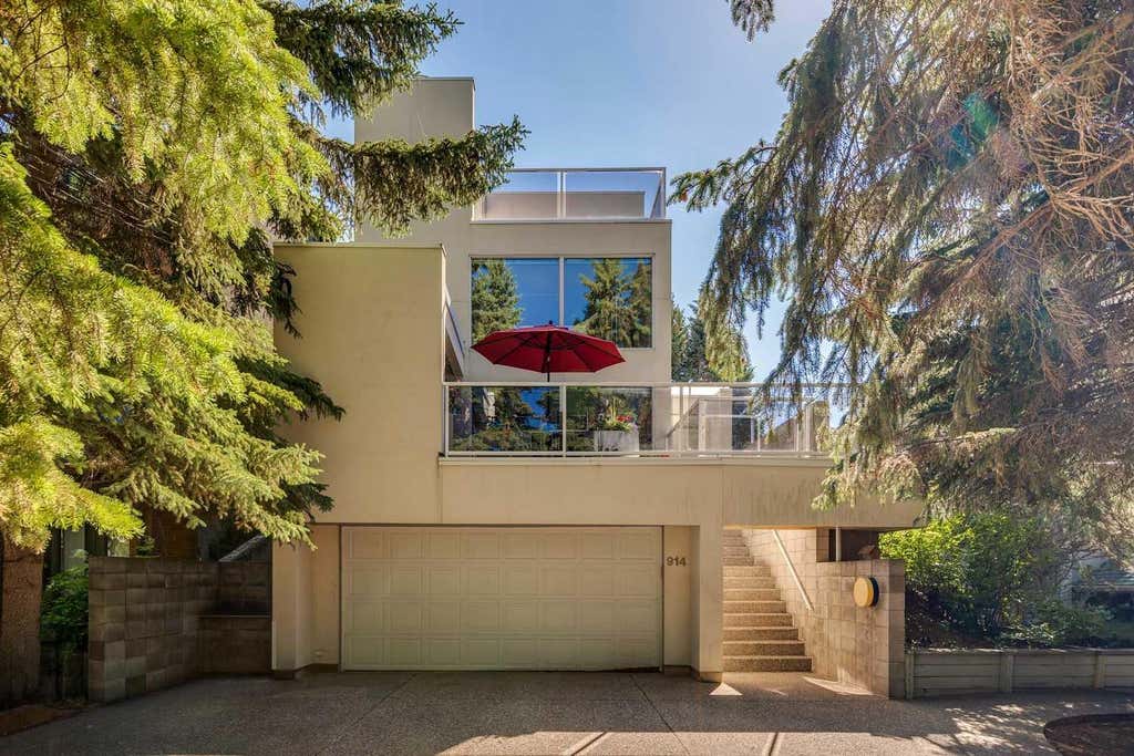 Photo of 914 7A Street NW, Calgary, AB T2M 3J3 (MLS # A2279552)