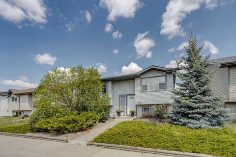 1656 Strathcona Gate Strathmore AB T1P 1T2