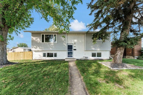 Photo of 60 Gray Crescent NW, Medicine Hat, AB T1A 7E1 (MLS # A2346940)