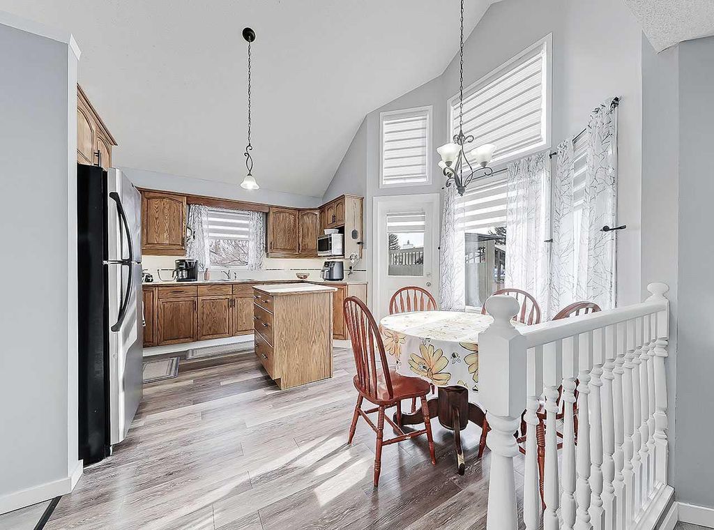 Photo of 9 Hunters Mews, Okotoks, AB T1S 1M2 (MLS # A2282625)