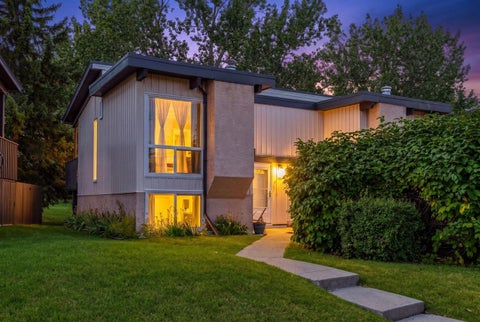 Photo of 125 Oaktree Lane SW, Calgary, AB T2V 4E3 (MLS # A2345831)