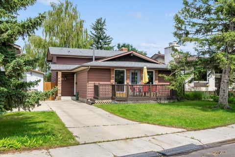 40 Bergen Place NW Calgary AB T3K 1J4