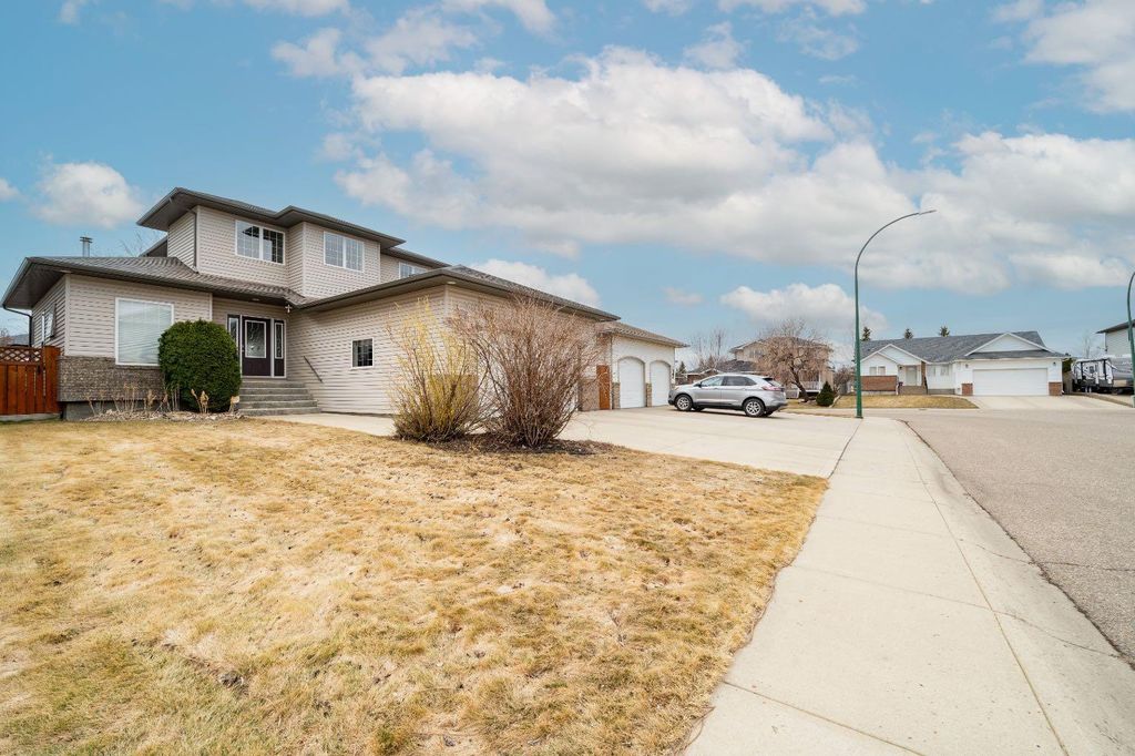 Photo of 128 Stratton Close SE, Medicine Hat, AB T1B 4S8 (MLS # A2299255)