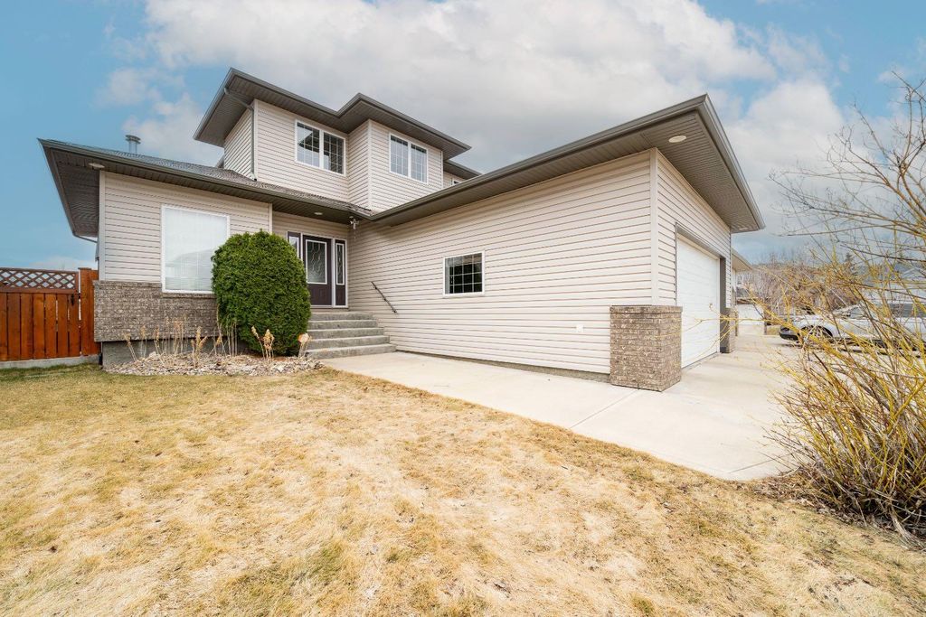 Photo of 128 Stratton Close SE, Medicine Hat, AB T1B 4S8 (MLS # A2299255)