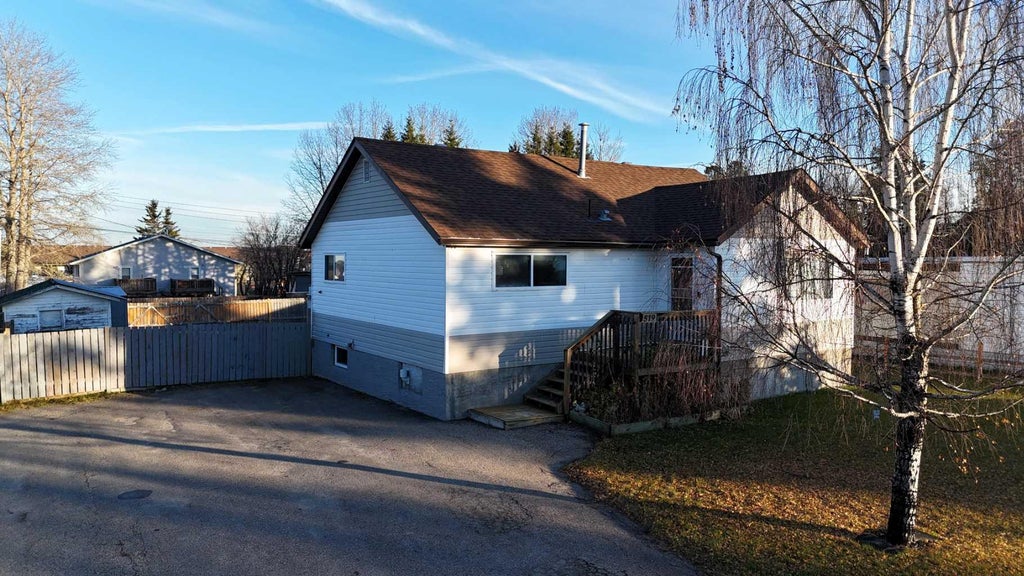 Photo of 519 65 Street St, Edson, AB T7E 1M2 (MLS # A2355878)