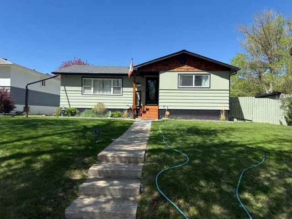 Photo of 430 3 Avenue E, Drumheller, AB T0J 0Y4 (MLS # A2314232)