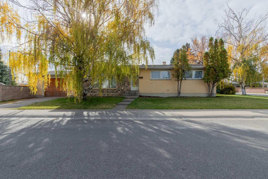 Photo of 2504 7 Avenue N, Lethbridge, AB T1H 0Z4 (MLS # A2351284)